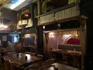 Opera temalı restoran dekoru